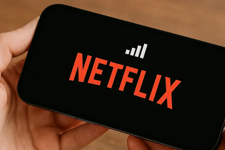 Imagen en la que se puede ver cómo una persona disfruta de su tarifa móvil con datos ilimitados para streaming.