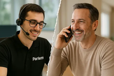 Agente de atención al cliente de Parlem conversando con un cliente sonriente por teléfono.