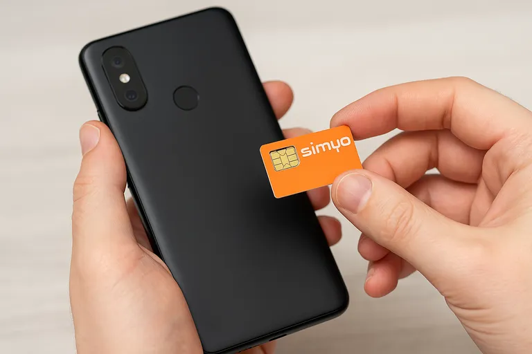 Mujer mirando su móvil con el logo de Simyo sobre fondo verde y estilo moderno minimalista.