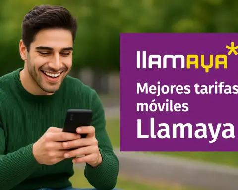 Hombre sonriente consulta su teléfono móvil mientras disfruta del aire libre. Tiene una cara de felicidad tras ver que su tarifa móvil con Llamaya le está permitiendo ahorrar.
